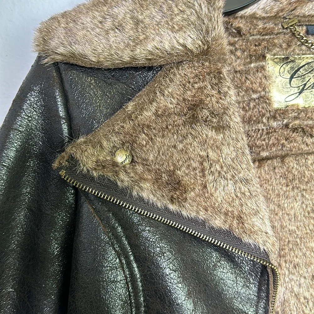 Guess - Picture 10 of 17
